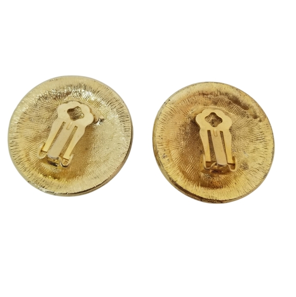 NAN LEWIS 1980s LARGE GOLDTONE & ORANGE ENAMELED  MEDALLION CLIP ON EARRINGS - Picture 5 of 7